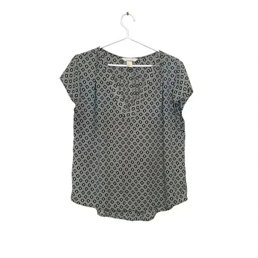 H&M gray w black tunic, V-neck, cap Sleeves,light & airy polyester, wrinkle free